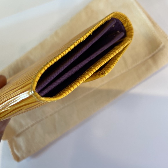 LOUIS VUITTON Credit
Long Bifold Wallet Epi
Leather - Picture 5 of 13